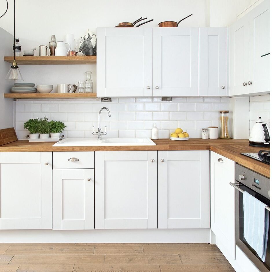 Белая угловая кухня с деревянной столешницей