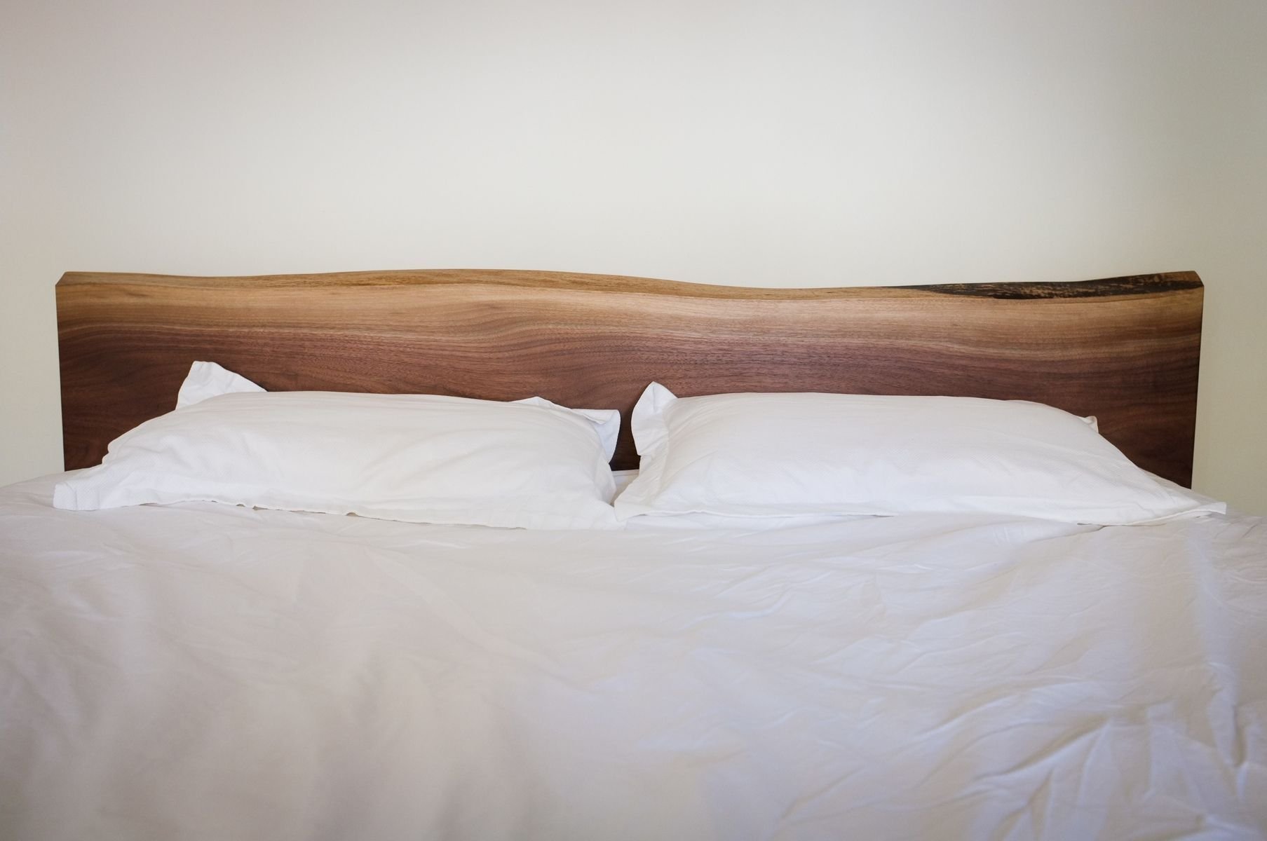Скинь кровать. Кровать из слэба. Кровать с деревянным изголовьем. Спинка кровати из дерева. Кровать с деревянной спинкой.