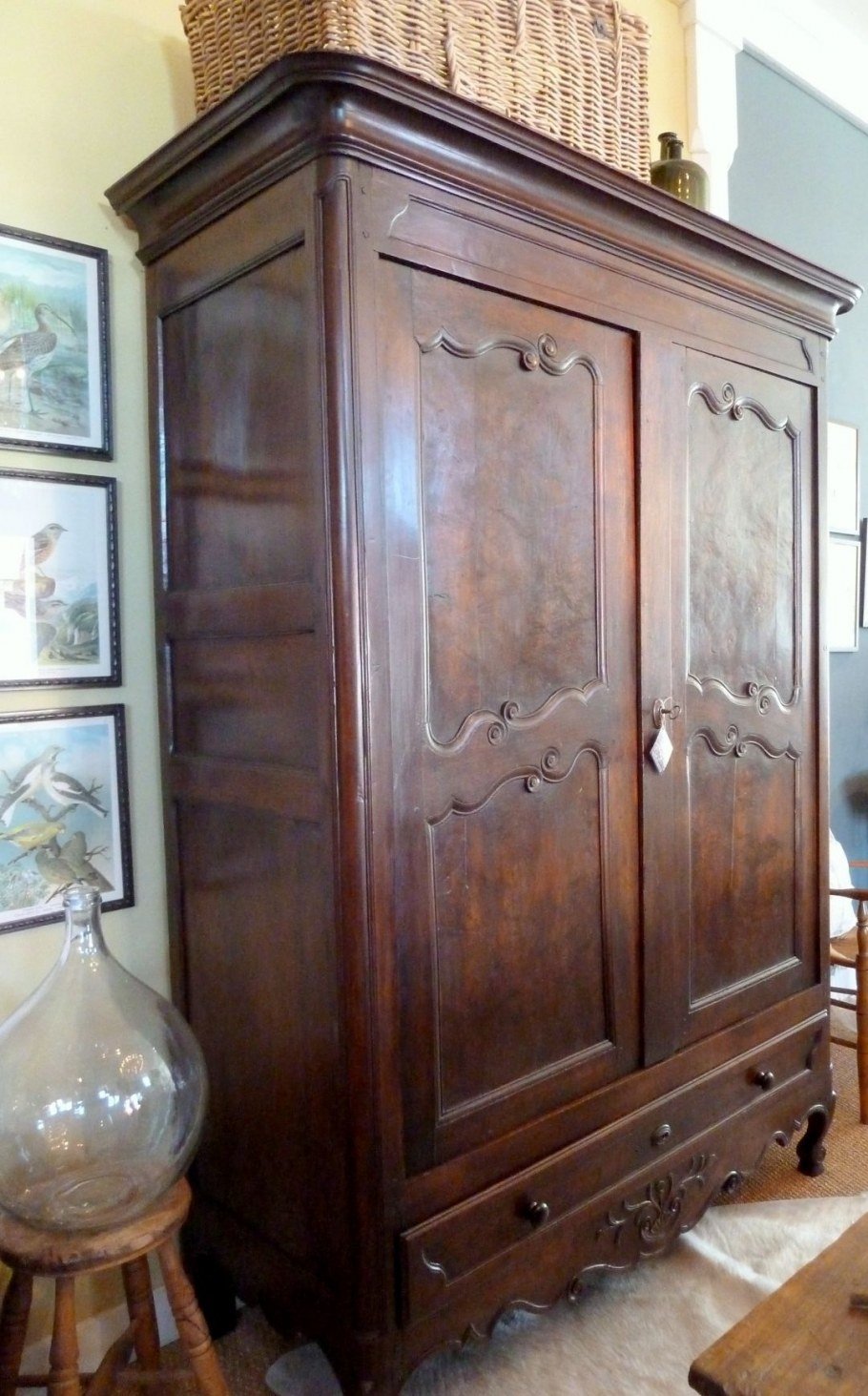 Антикварный шкаф