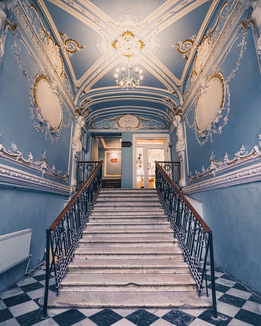 Парадная особняка в. с. Каншина, Петербург