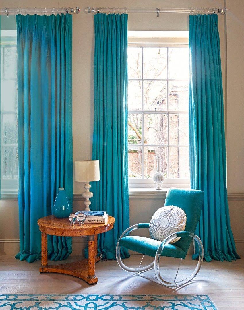 Бирюзовые шторы в спальне