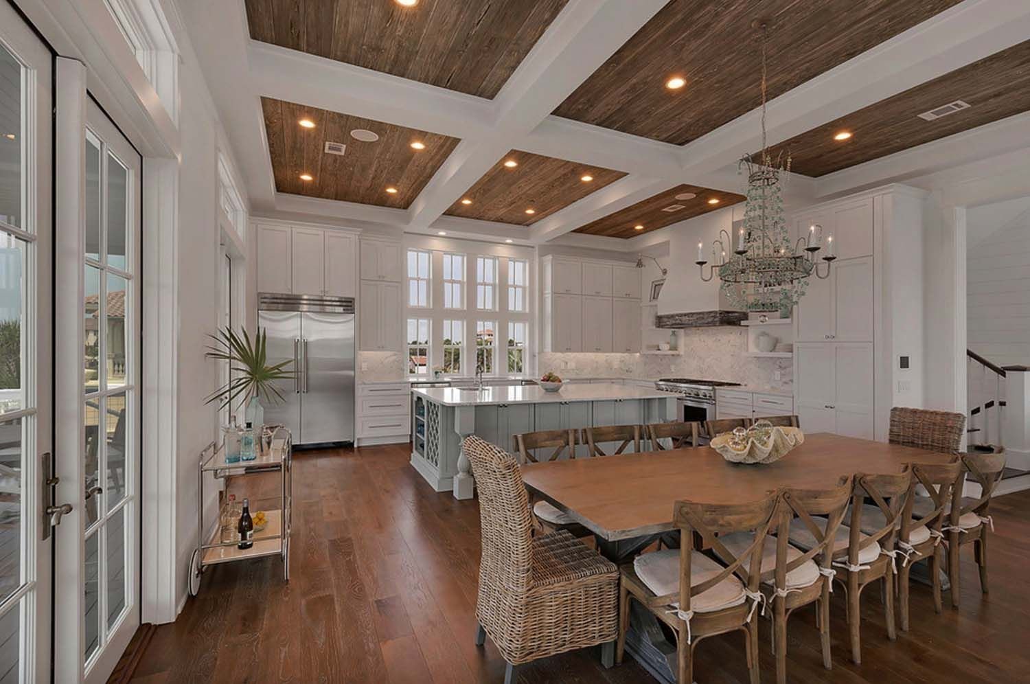 Какие потолки лучше сделать в доме. Дизайнерские потолки. Кухня гостиная с балками на потолке. Дизайнерский потолок из дерева. Деревянный потолок на кухне.
