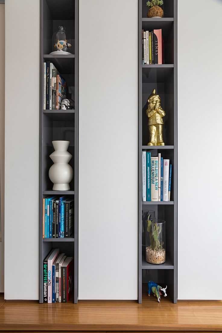 Шкаф в прихожую под потолок