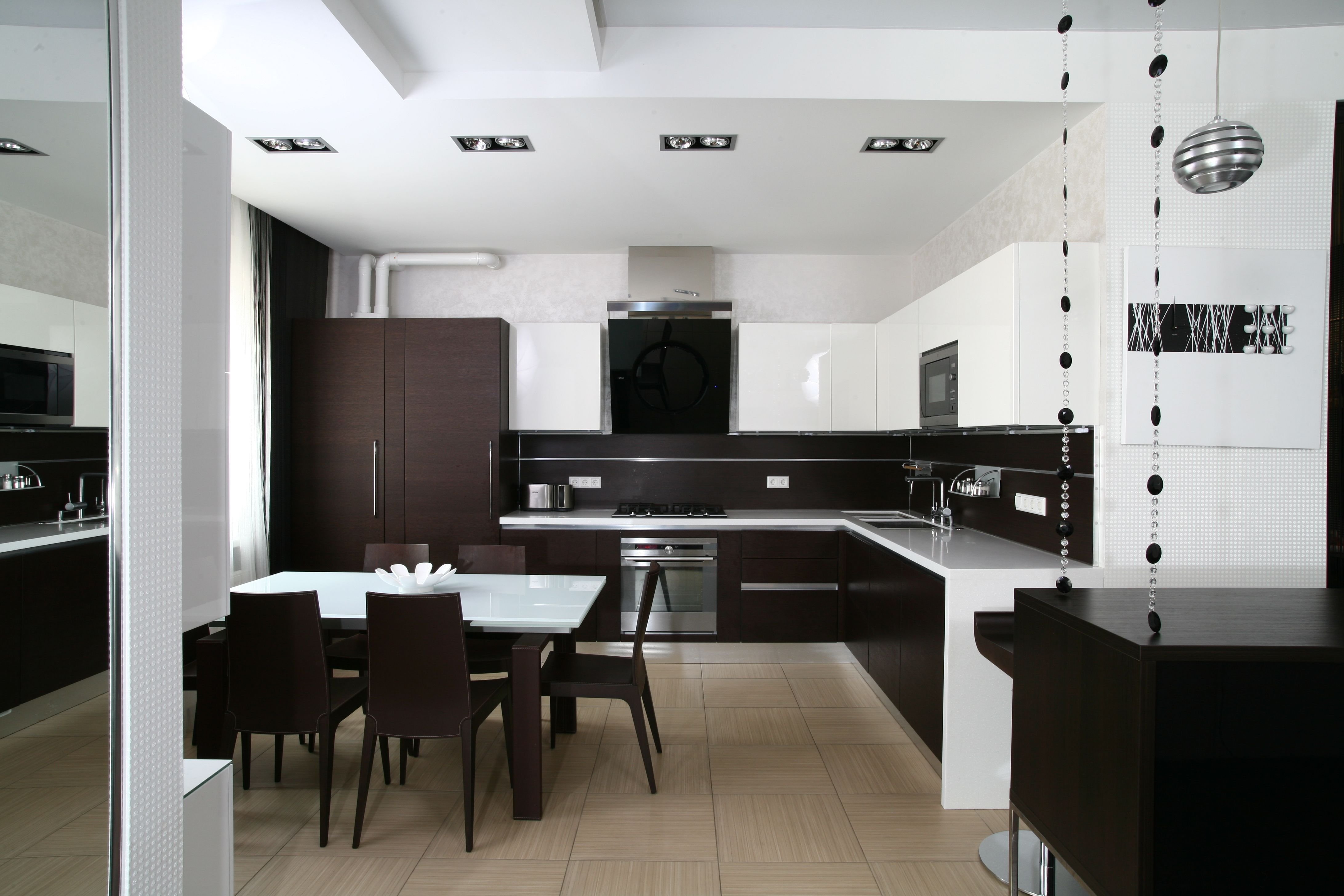 Кухня гостиная черная. Бело черная кухня гостиная. Кухня Минимализм. Черно белая кухня гостиная. Интерьер кухни в черно белом стиле.