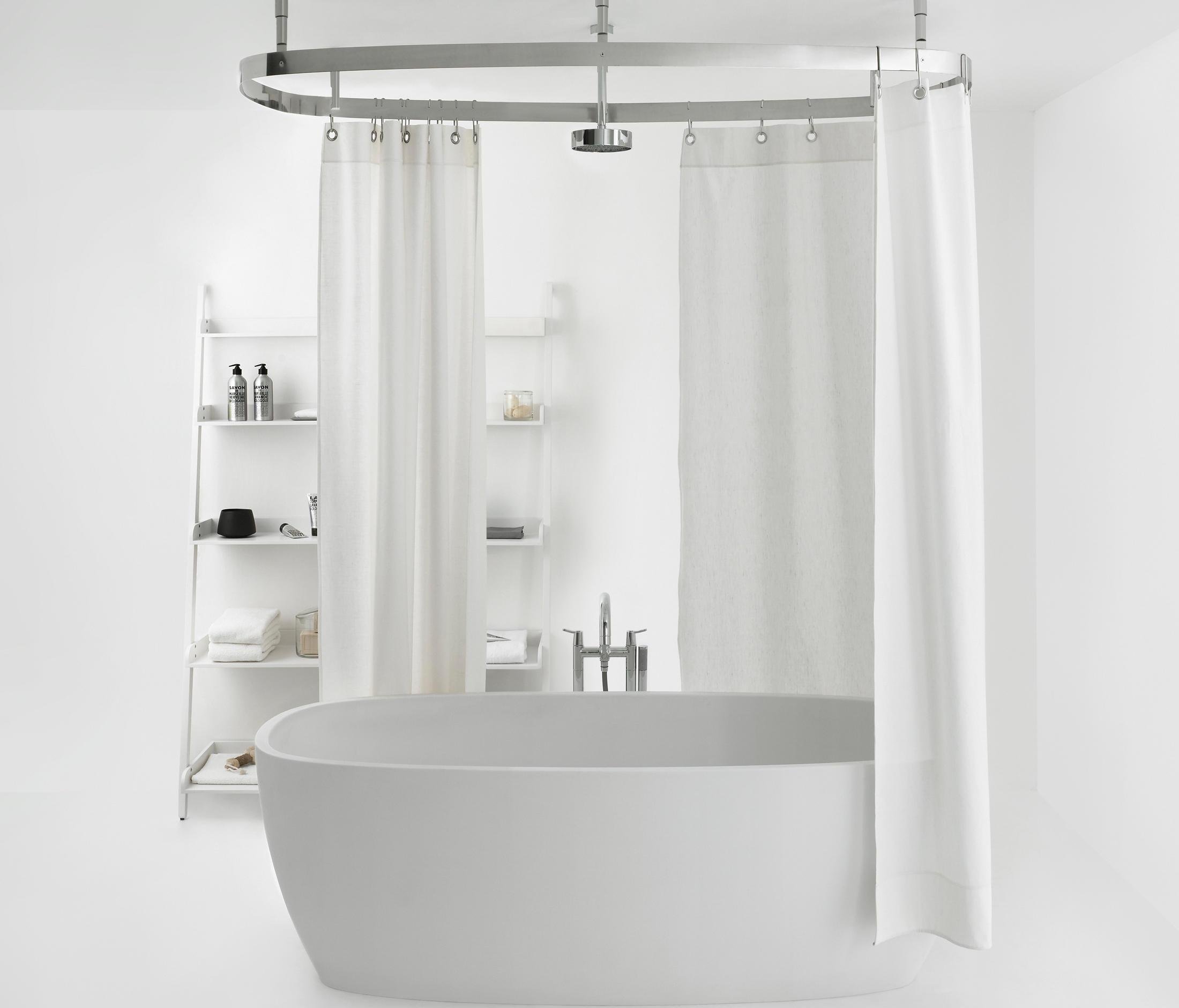 Полукруглую шторки для ванной. Curved Shower Curtain Rod 90х90. Штора для отдельностоящей ванны. Шторка для отдельностоящей ванной. Ванная со шторкой.