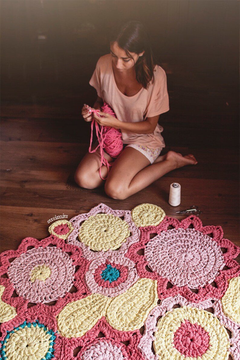 Коврик из вязаных цветочков