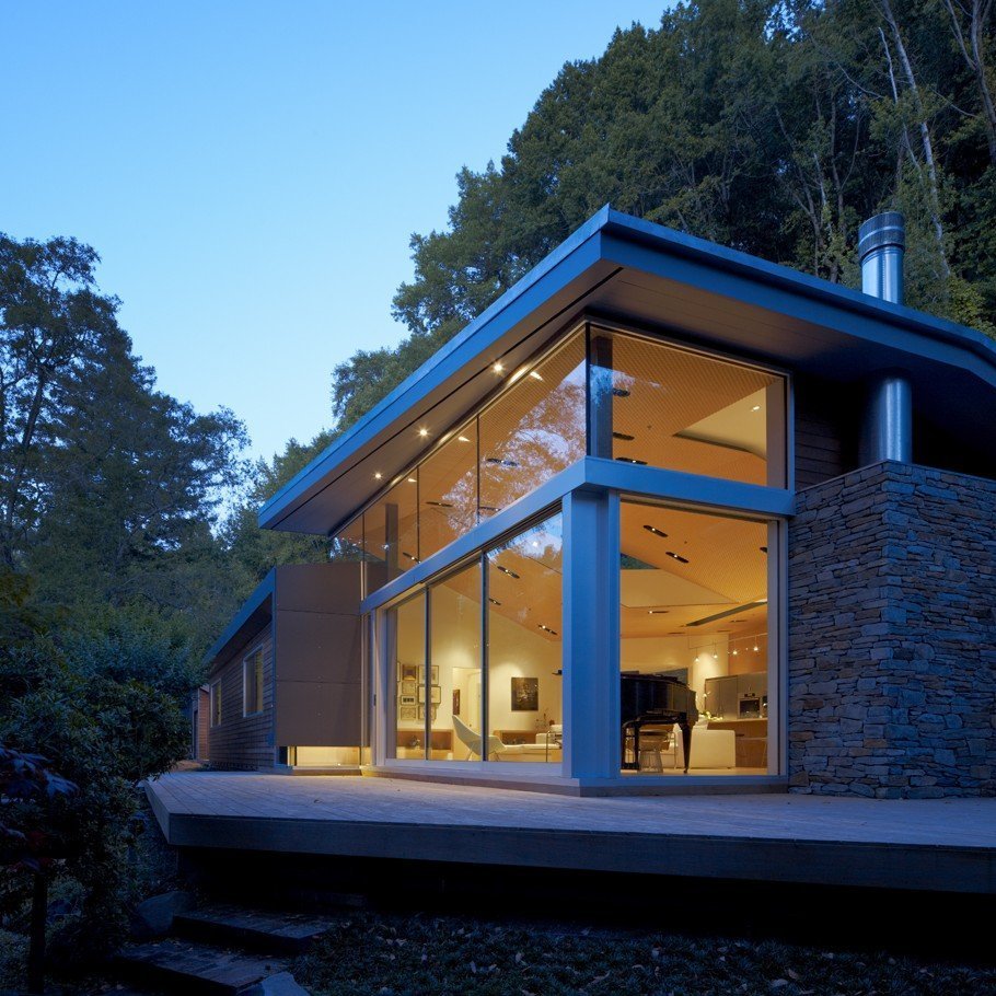 Красивый дом с панорамными окнами