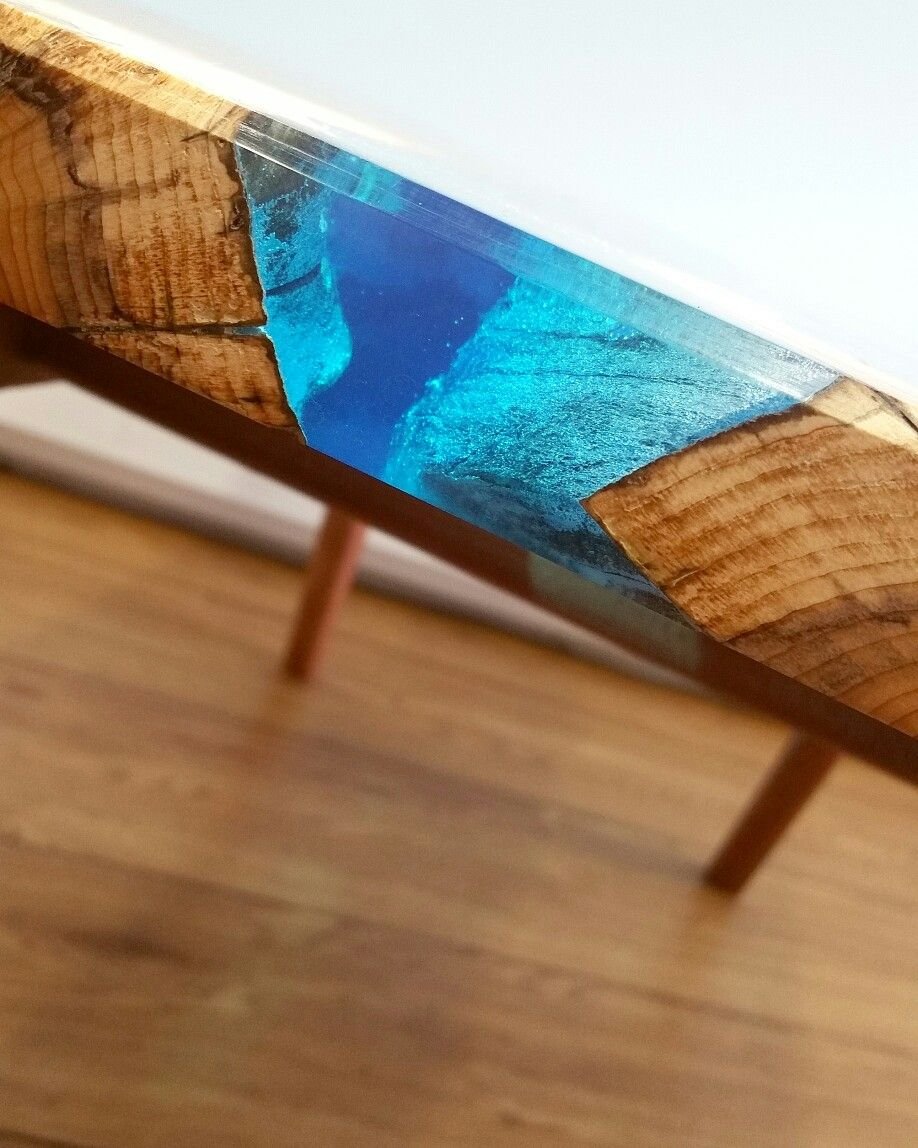 Стол с прозрачной эпоксидной смолой
