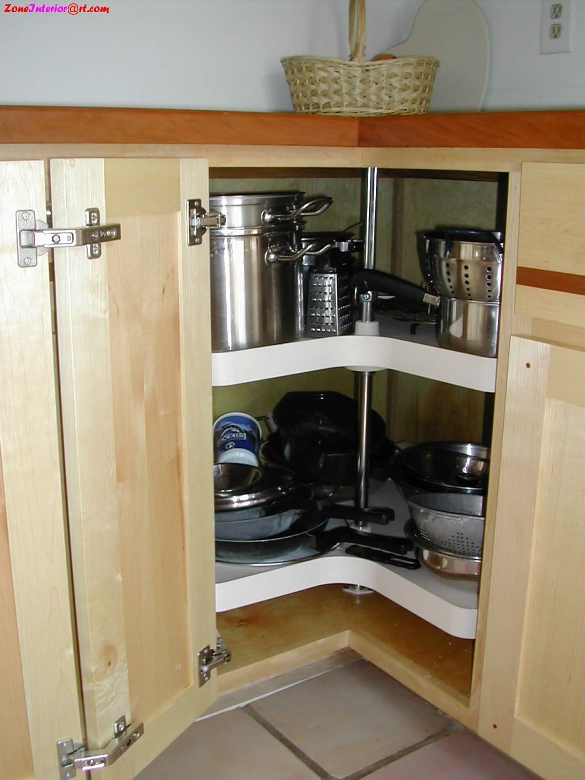 открытие углового шкафа кухни