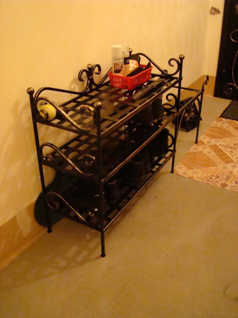 Кованная полка для обуви в прихожую