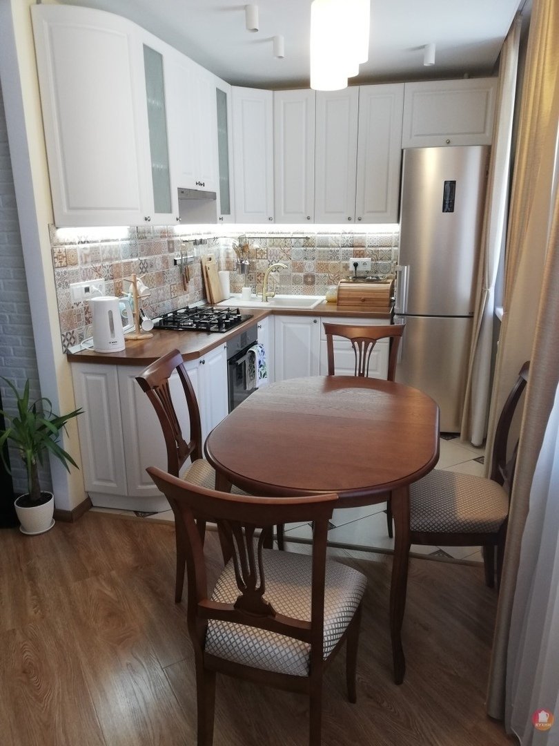 Круглый стол 110 в интерьере кухни