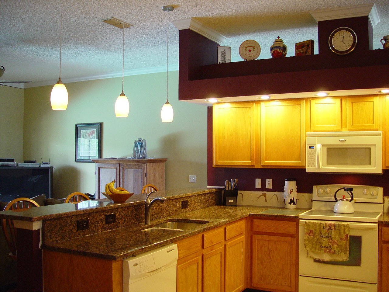 Какого на кухне свет. Освещение на кухне. Свет на кухне. Освещение кухонной зоны. Светильники над рабочей кухонной.