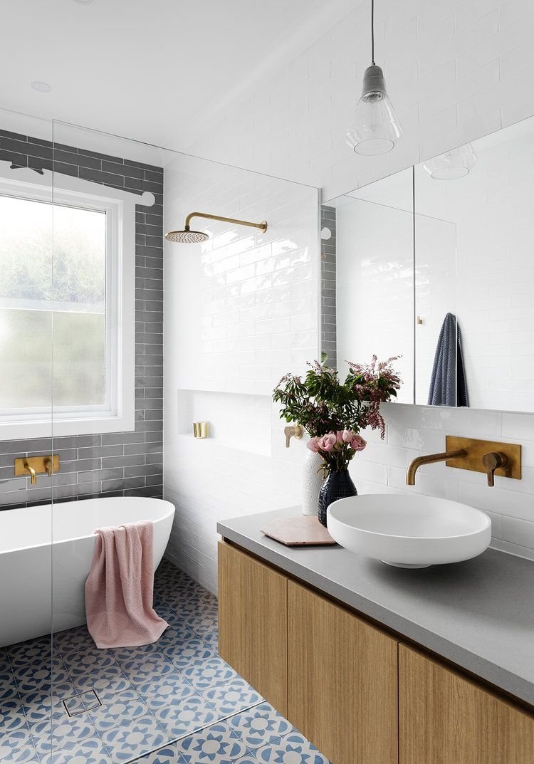 Стильная ванная с окном