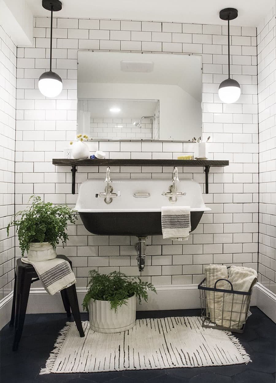 Небольшая ванная лофт белый