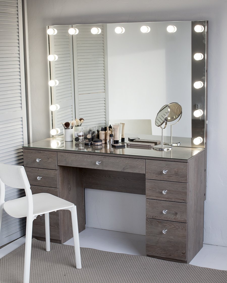 Стол для макияжа с зеркалом
