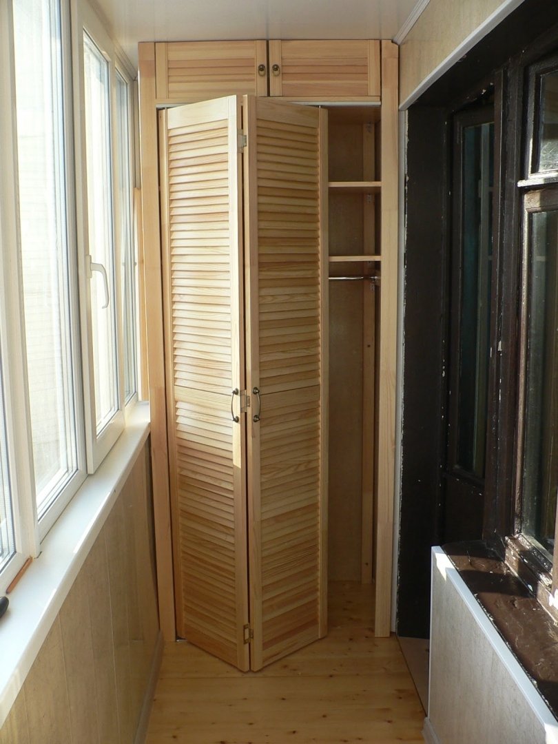 Шкаф на балконе с жалюзийными дверцами