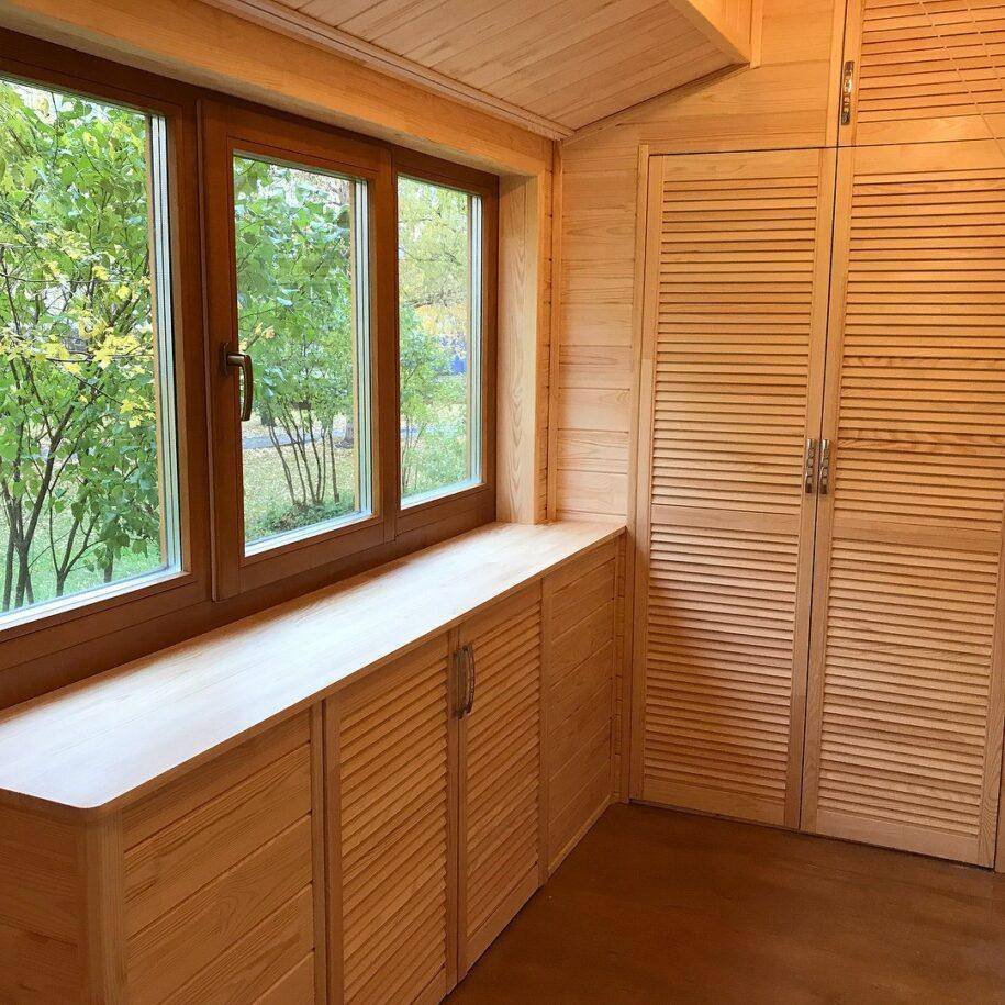 Шкаф на балкон под дерево