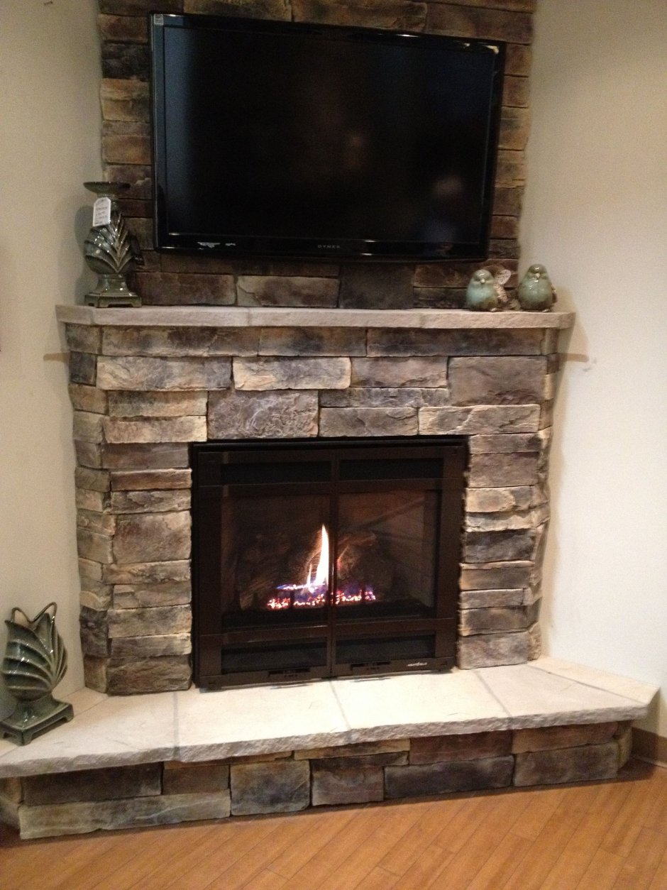 Камин из камня с телевизором