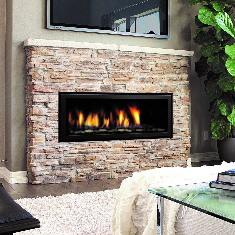 Телевизор над биокамином