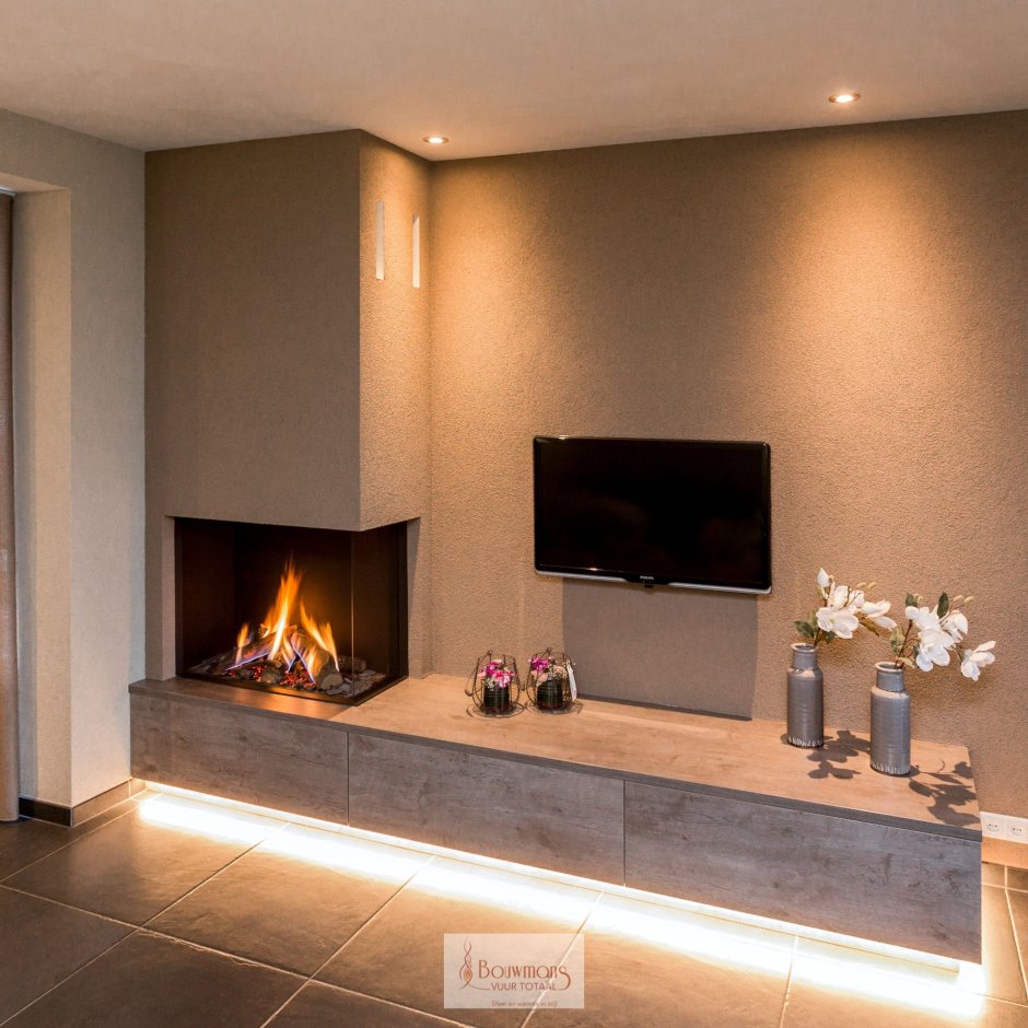 Угловой камин в гостиной