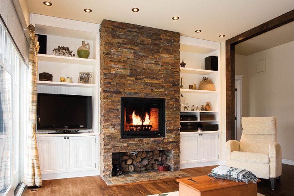 Камин отделанный песчаником