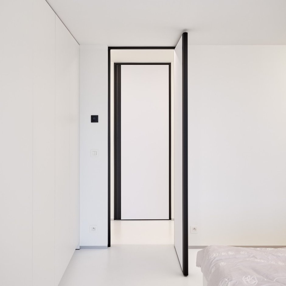 Белая дверь с черной окантовкой