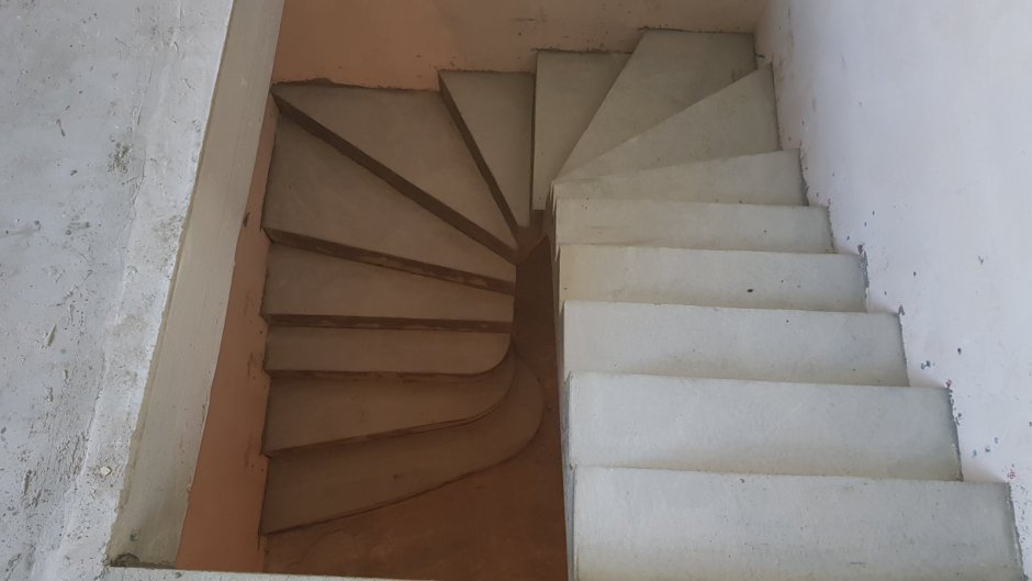 Лестница гусиный шаг с забежными ступенями