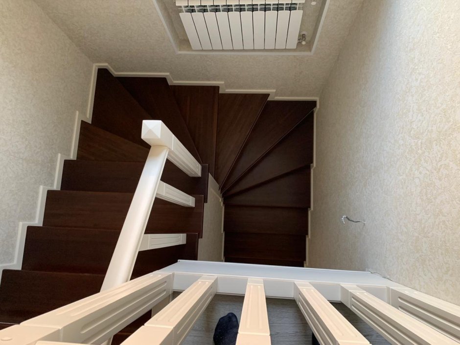 Лестницы на второй этаж с забежными ступенями на 180 чертеж