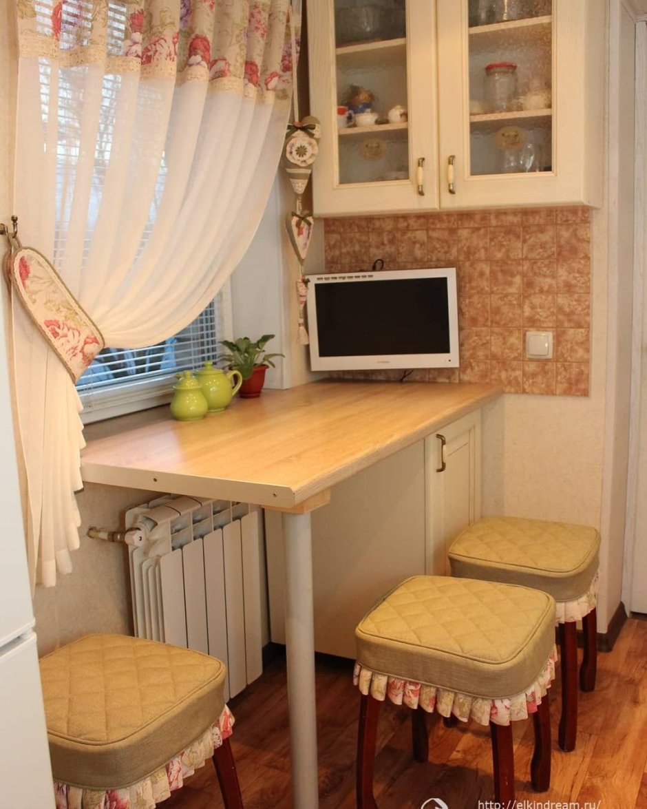 Интерьер маленькой кухни 6 кв.м с диванчиком