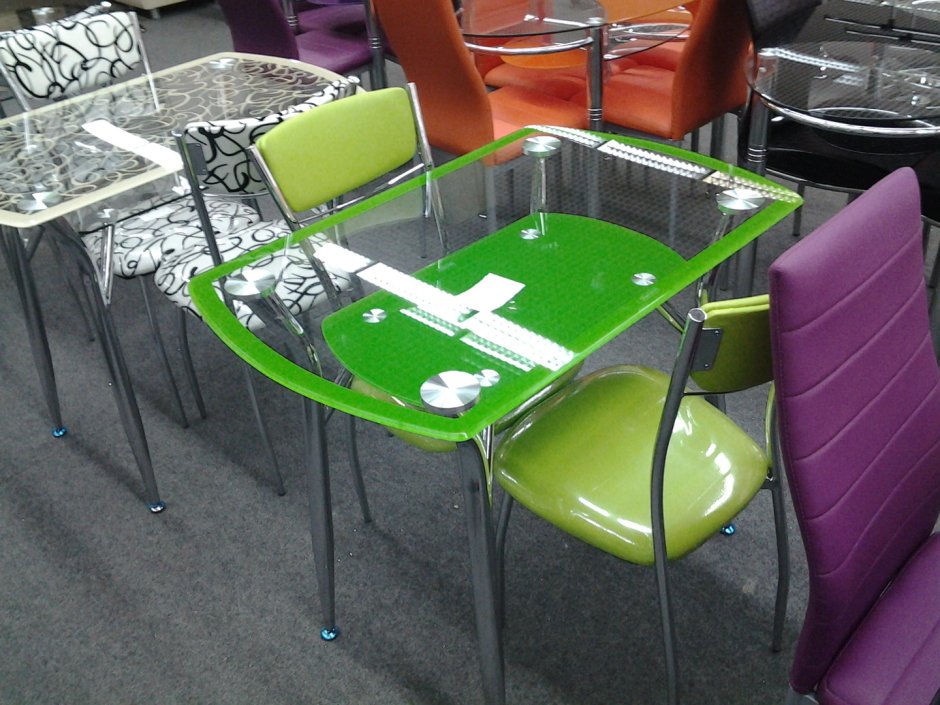 Зеленый стеклянный стол для кухни