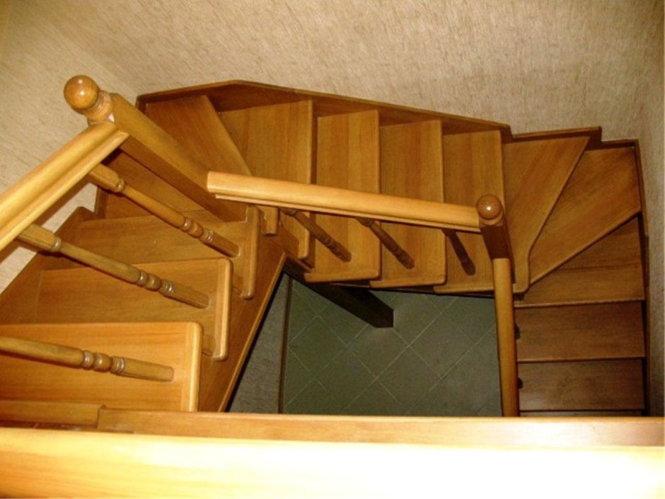 Лестница с забежными ступенями на 180