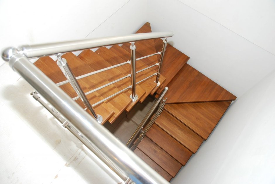 Монолитная лестница с забежными ступенями с поворотом на 180