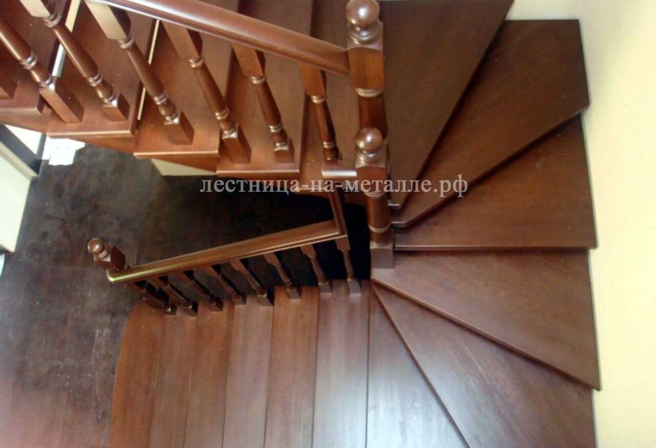 Деревянная лестница 180 градусов на второй этаж с забежными ступенями
