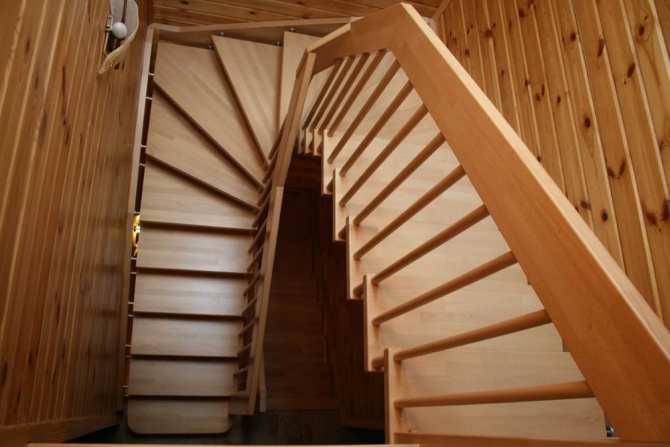 Поворотная лестница с забежными ступенями