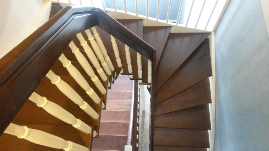 Деревянная лестница с тремя пролетами на 180