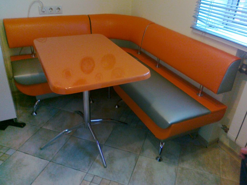 Кухонный уголок на металлических ножках