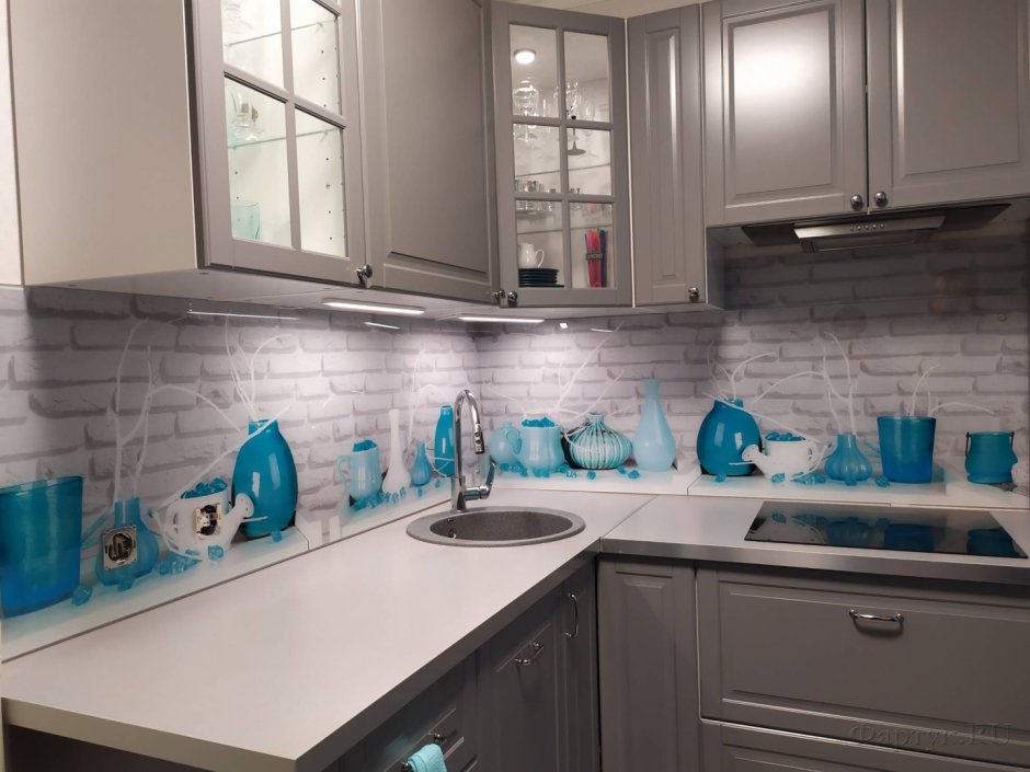 Белая кухня с голубым фартуком