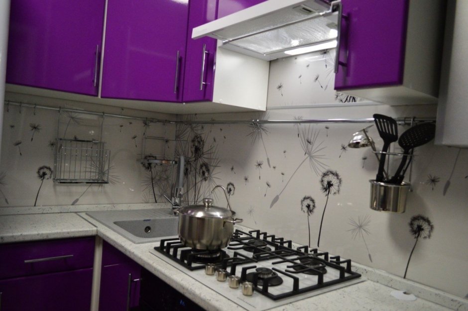 Фиолетовая кухня в хрущевке с холодильником