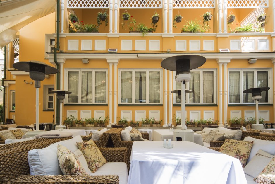 Литературное кафе на Невском проспекте в Санкт-Петербурге