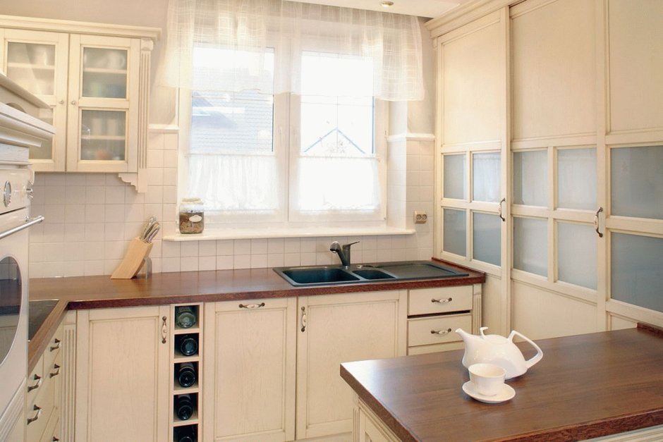 Планировка кухонного гарнитура с окном посередине