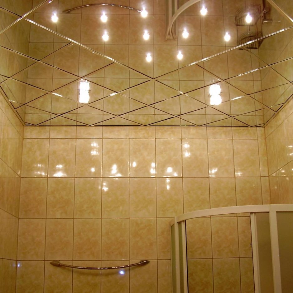 Зеркальный потолок в ванную