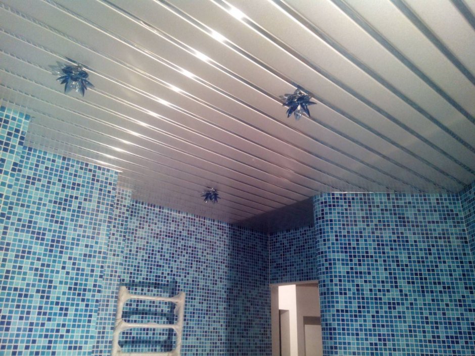 Панели на потолок в ванную