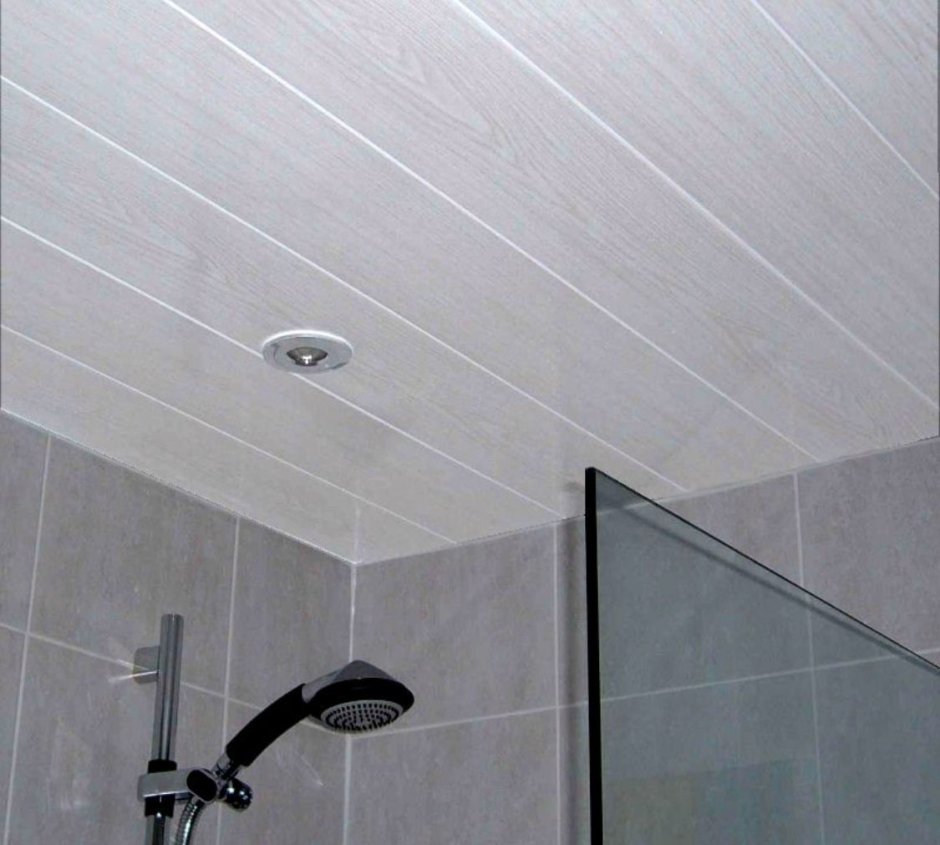 Панели ПВХ на потолок в ванной