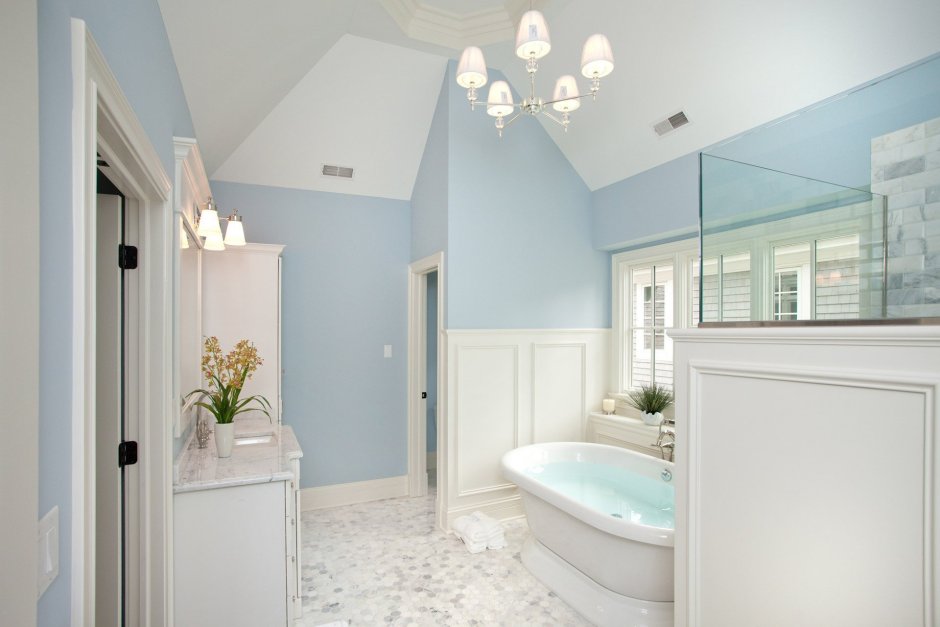 Ванная комната с высокими потолками