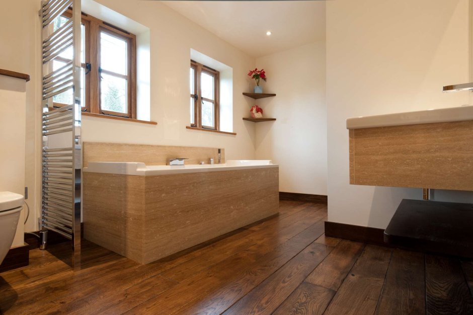 Ванная комната белая с деревянными полами