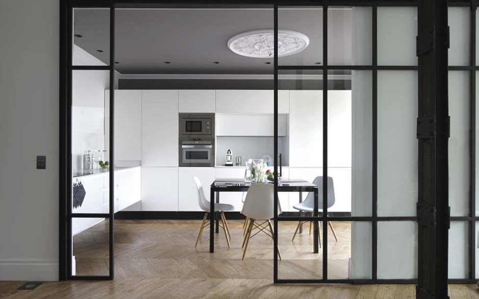 Черная стеклянная перегородка