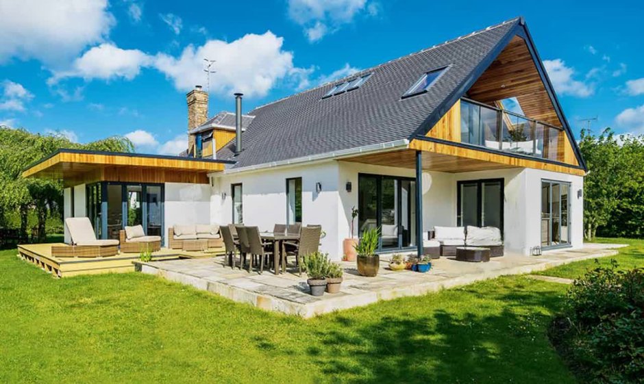 Дом с балконом и террасой