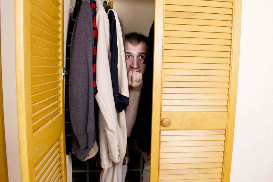 Мужчина прячется в шкафу