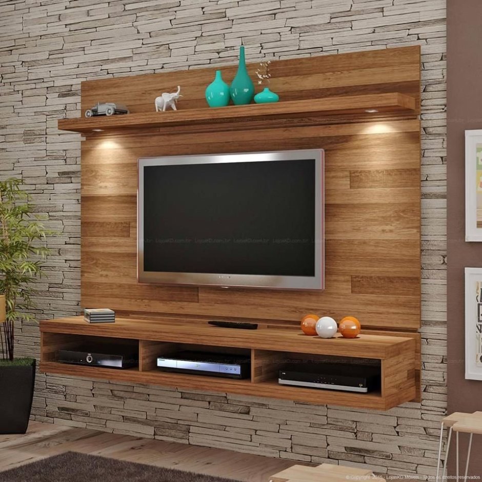Телевизор на деревянной панели на стене