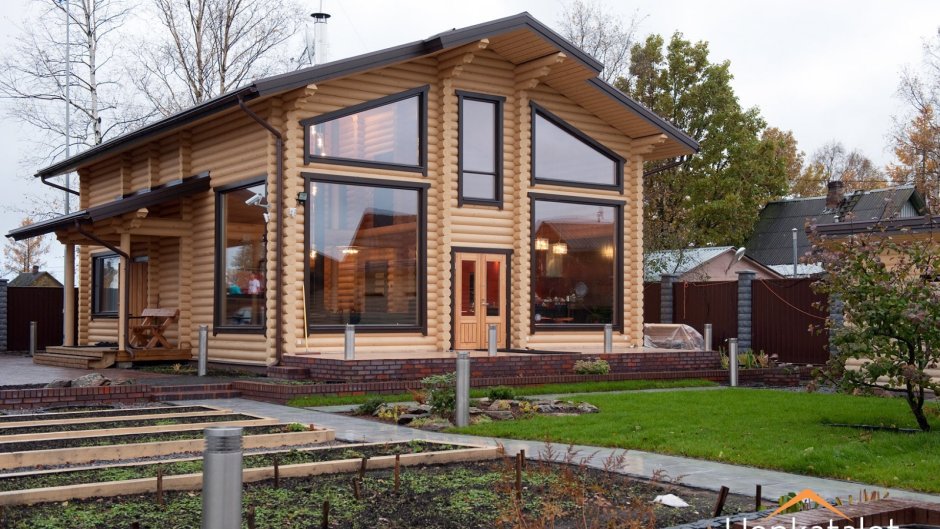 Панорамный дом у реки